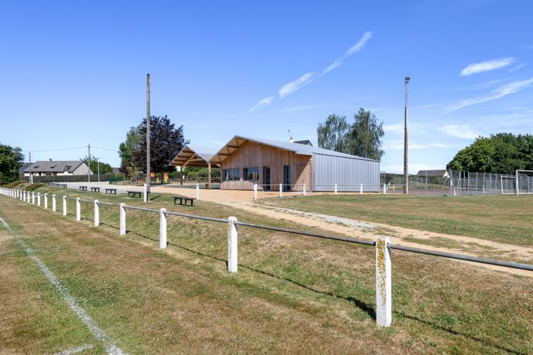 chantigne chantrigné ossature bois terraint foot football tennis clubhouse club house vestiaires bardage bois metal metallique architecte laval vitre 53000 35000 mayenne cf.architecture cf architecture cfarchitecture