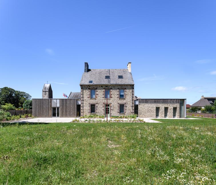 Bourgvallées rénovation extension manche pierre bois mairie cf.architecture 