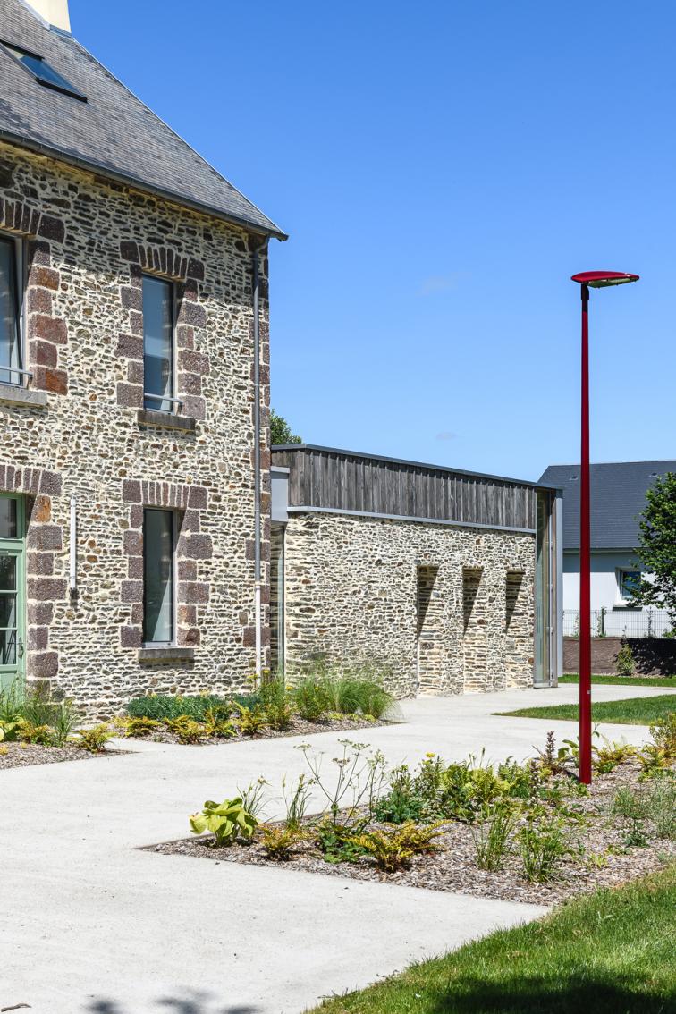 Bourgvallées rénovation extension manche pierre bois mairie cf.architecture