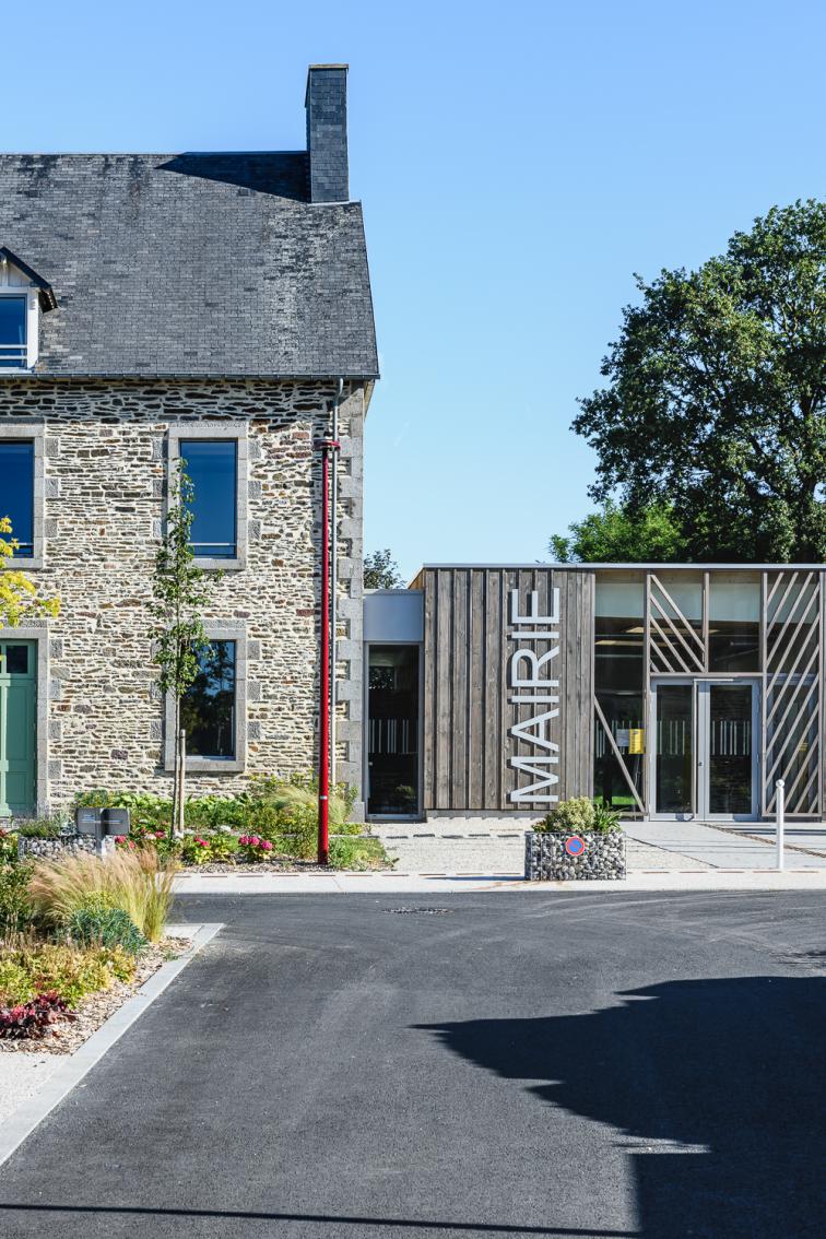 Bourgvallées rénovation extension manche pierre bois mairie cf.architecture 