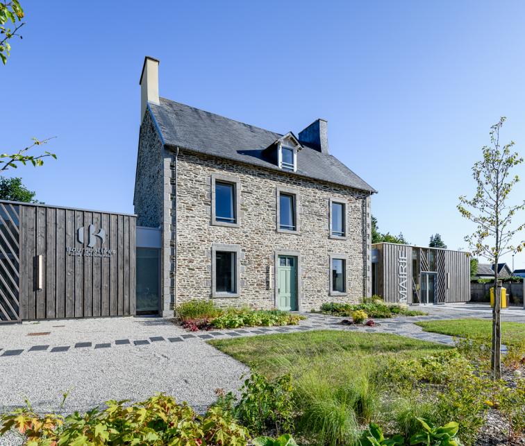 Bourgvallées rénovation extension manche pierre bois mairie cf.architecture 