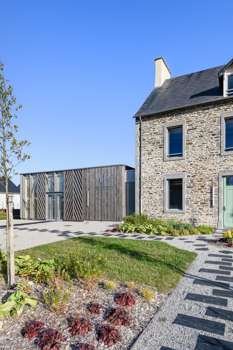 Bourgvallées rénovation extension manche pierre bois mairie cf.architecture 