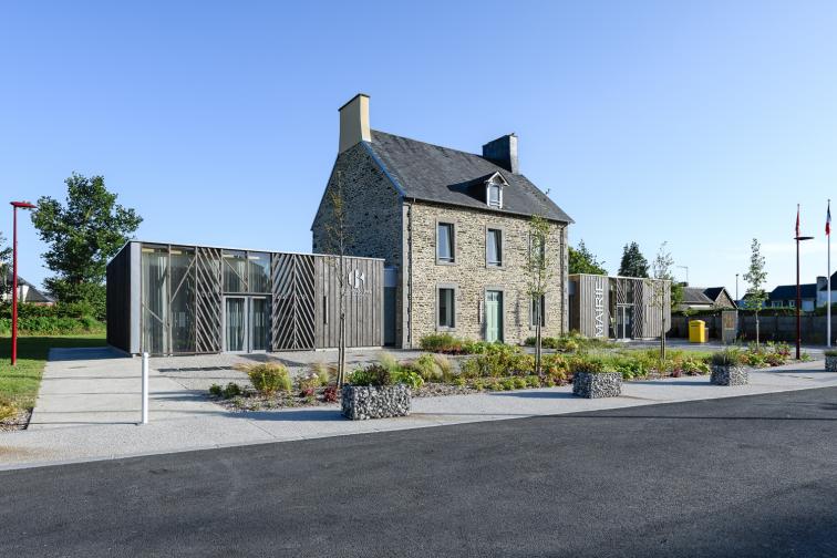 Bourgvallées rénovation extension manche pierre bois mairie cf.architecture 