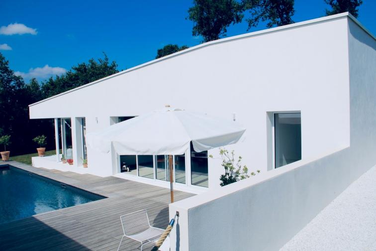 architecture contemporaine, architecture, mayenne, bretagne, pays de la loire, blanc, toiture terrasse, piscine