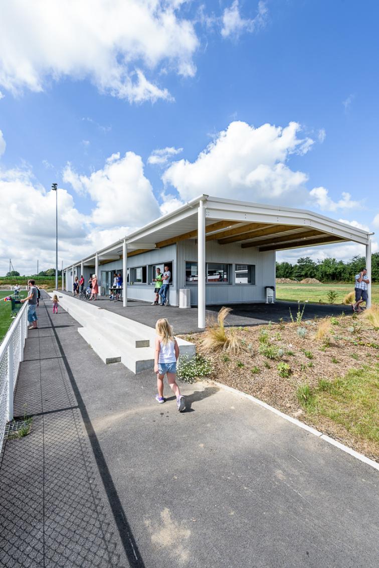 ossature bois bardage mettallique club house vestiare football architecture 35