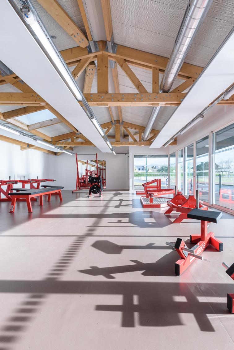 ossature bois salle de sport salle de musculation buvette architecture 35