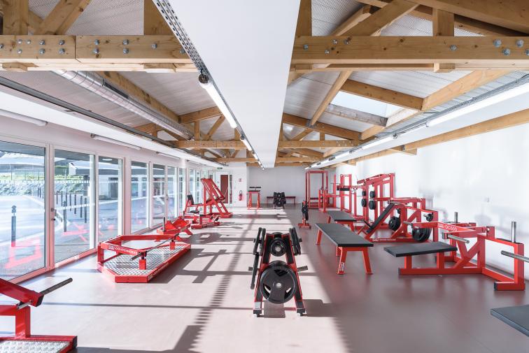 ossature bois salle de sport salle de musculation buvette architecture 35